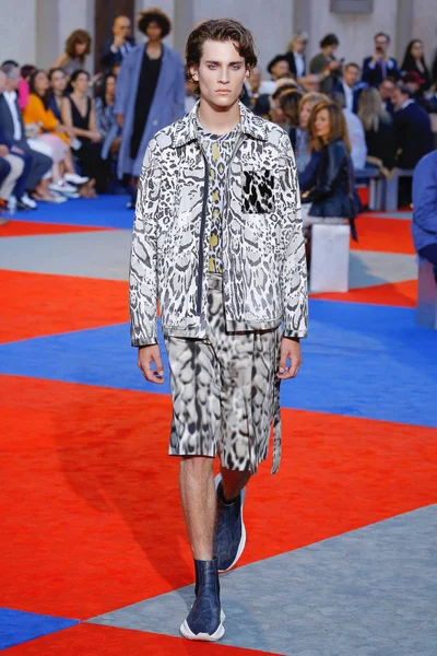 Look 14